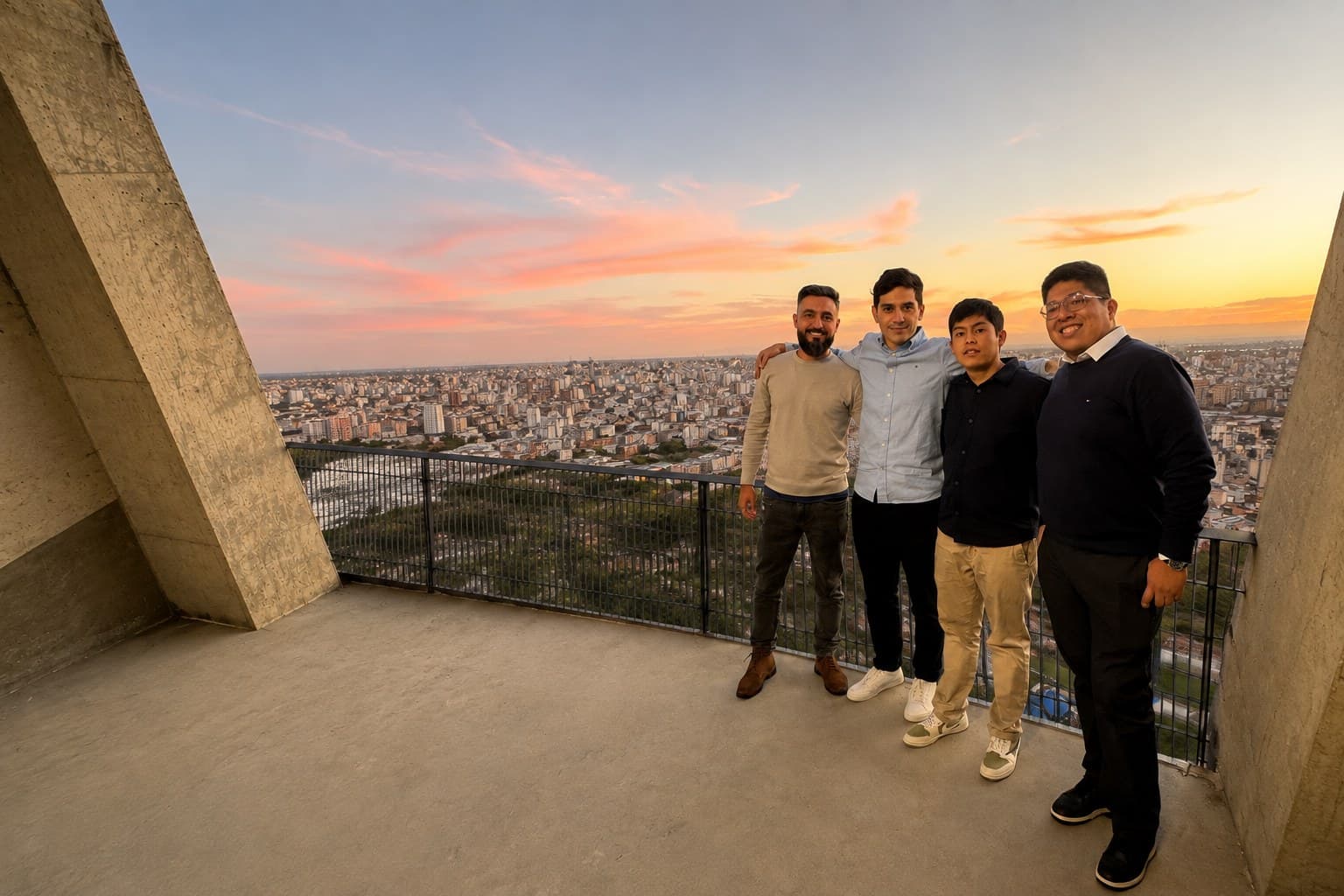 El equipo de Bricky en la terraza de la oficina al atardecer